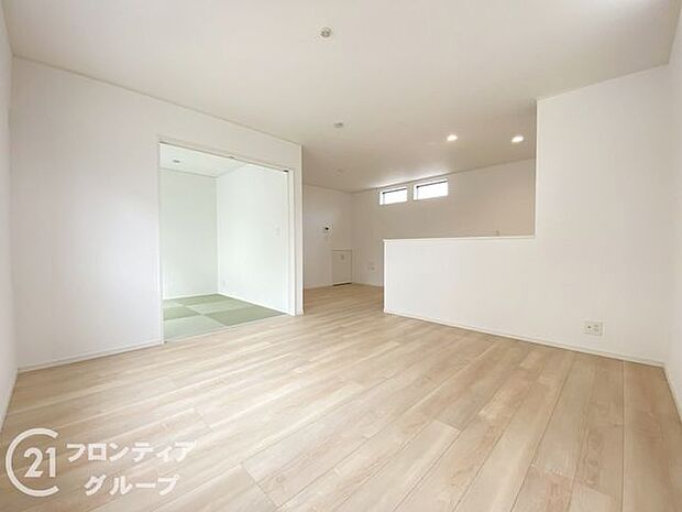 フローリングは、日常生活で床材の受ける様々な傷や、温度・湿度変化によるひび割れの発生を大幅に抑える特殊加工を施工済みです！