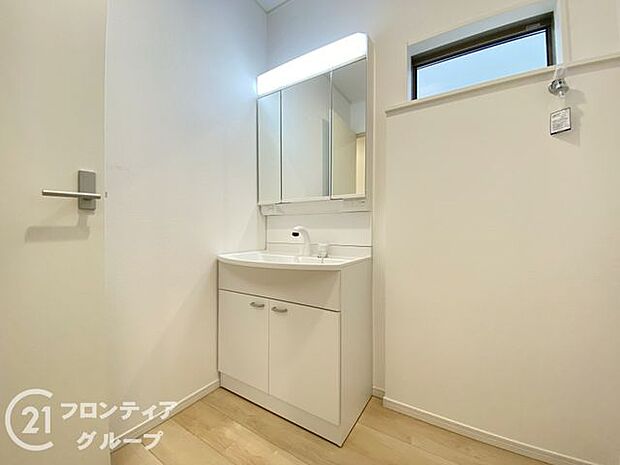 小窓付きの洗面室は、毎朝心地よい光を運んでくれるので、すがすがしい気持ちで1日をスタートできます！