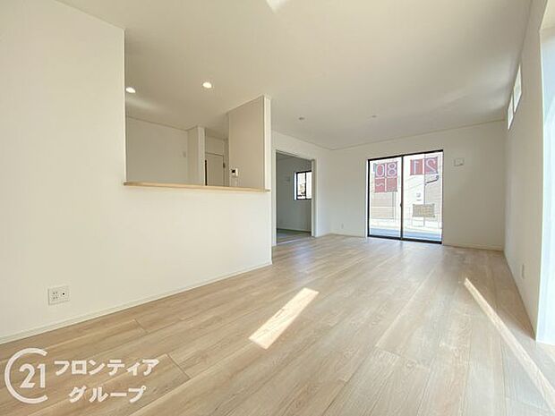 フローリングは、日常生活で床材の受ける様々な傷や、温度・湿度変化によるひび割れの発生を大幅に抑える特殊加工を施工済みです！