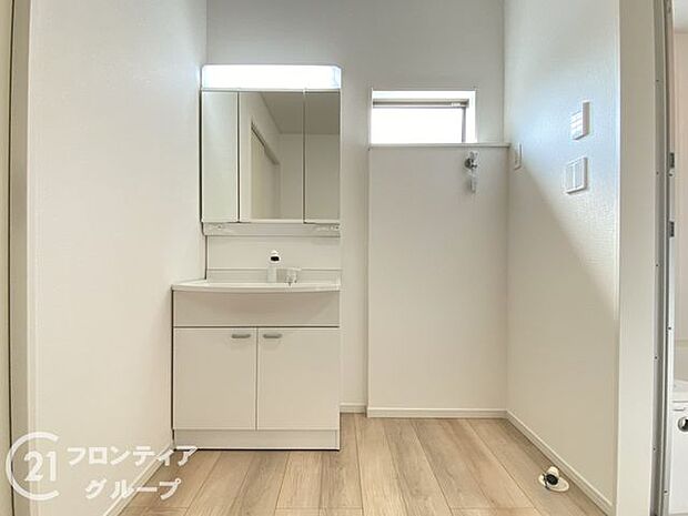 小窓付きの洗面室は、毎朝心地よい光を運んでくれるので、すがすがしい気持ちで1日をスタートできます！