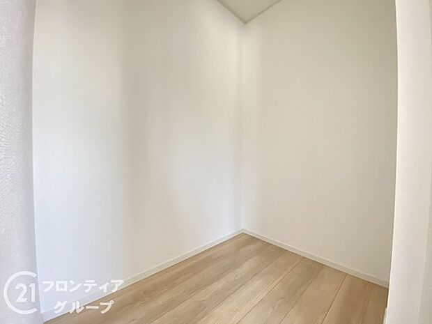 木目の美しさを際立たせるシンプルデザインのワイドクローゼットはたっぷり収納ができます！