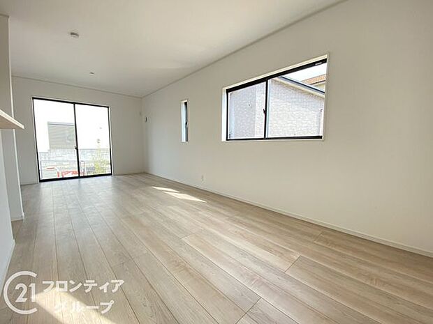 フローリングは、日常生活で床材の受ける様々な傷や、温度・湿度変化によるひび割れの発生を大幅に抑える特殊加工を施工済みです！