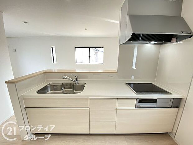 お手入れが楽に行える換気扇やステンレスワークトップは毎日お料理する奥様の味方！