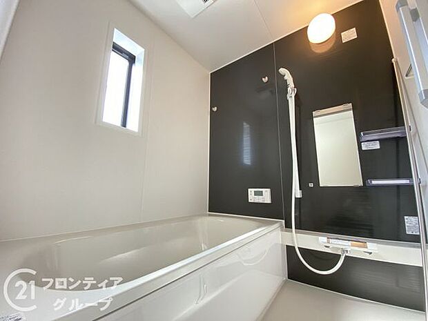 1坪以上の広々とした浴室には隠れた嬉しい設備がたっぷりついております。お掃除が楽にできたり、節水効果があったりと、バスタイムを快適にお過ごし頂けます！