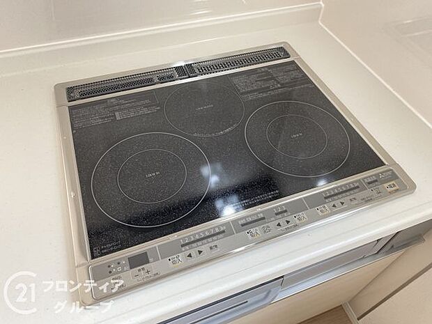 使い勝手のよい三つ口コンロ！火やガスを使わないIHクッキングヒーターなので、安全性が高くお年寄りや子供にも安心！