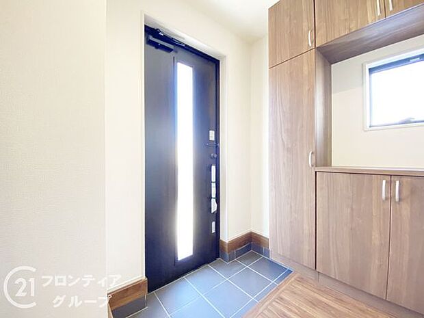 玄関は防犯性の優れたダブルロックドアです！