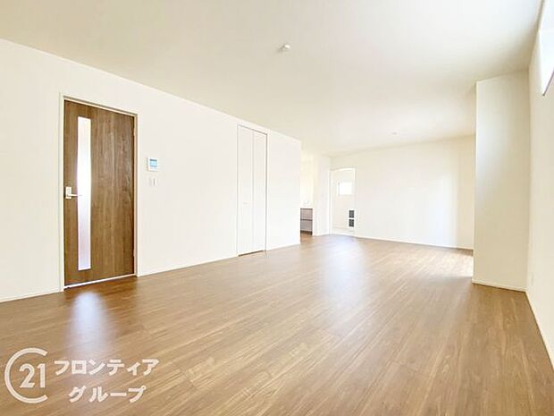 リビングのフローリング材には、木目や色調など木材特有の風合いがあり、ナチュラルな美しさで、日々の生活に温もりを与えてくれます。