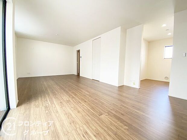 LDKには大きな窓からたくさんの光が入り、明るく、開放的な空間を演出してくれます。お友達が遊びに来た時も自慢のリビングになりますね！