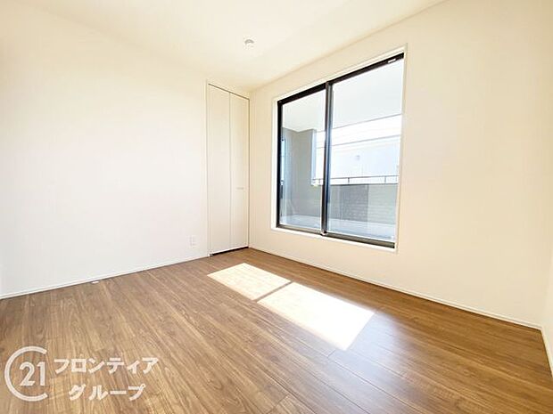 寝室や子供部屋など用途多彩な明るい洋室！