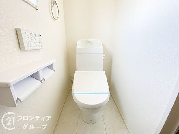 便器にふちがなく、汚れが隠れて見えない部分が極端に少なくなっており、お手入れも楽々！スピーディでパワフルな洗浄力を実現しています！