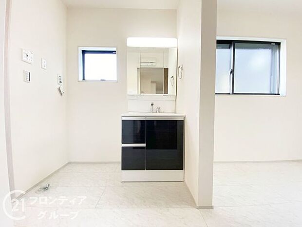 曇り止めヒーター付きのミラーキャビネットを採用しております。ミラーの内側がすべて収納スペースになっているので、スタイリング剤や歯ブラシなどの収納に便利ですね。