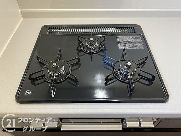 お手入れしやすい3口コンロ！お料理が楽しくなりそうですね