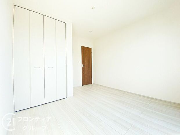 室内はシンプルな仕様となっており、それぞれの好みに合わせたインテリアで、趣味に合わせてレイアウトしやすくなっております。