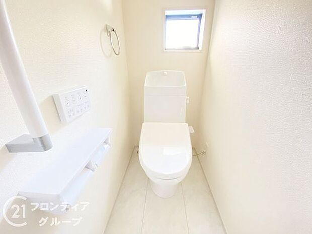 便器にふちがなく、汚れが隠れて見えない部分が極端に少なくなっており、お手入れも楽々！スピーディでパワフルな洗浄力を実現しています！