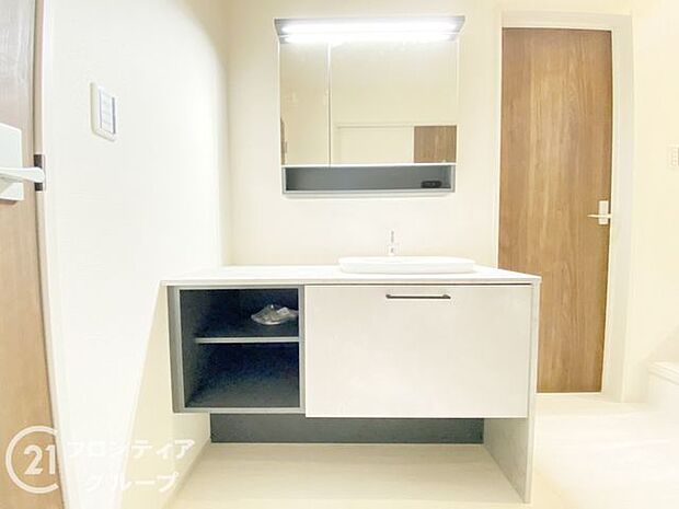 曇り止めヒーター付きのミラーキャビネットを採用しております。ミラーの内側がすべて収納スペースになっているので、スタイリング剤や歯ブラシなどの収納に便利ですね。