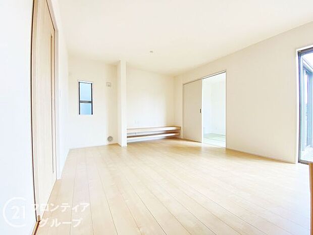 リビングのフローリング材には、木目や色調など木材特有の風合いがあり、ナチュラルな美しさで、日々の生活に温もりを与えてくれます。