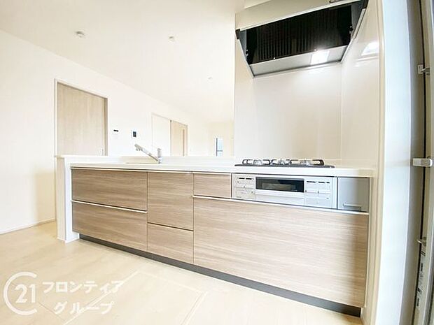 お手入れが楽に行える換気扇やステンレスワークトップは毎日お料理する奥様の味方！