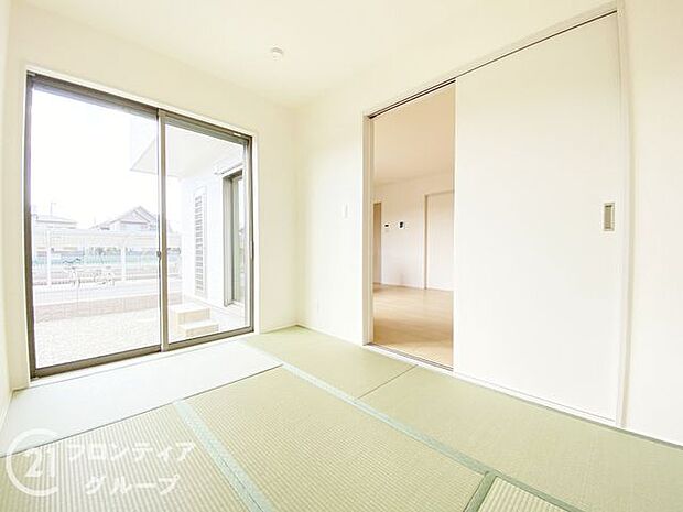 寝室や子供部屋など用途多彩な明るい洋室！