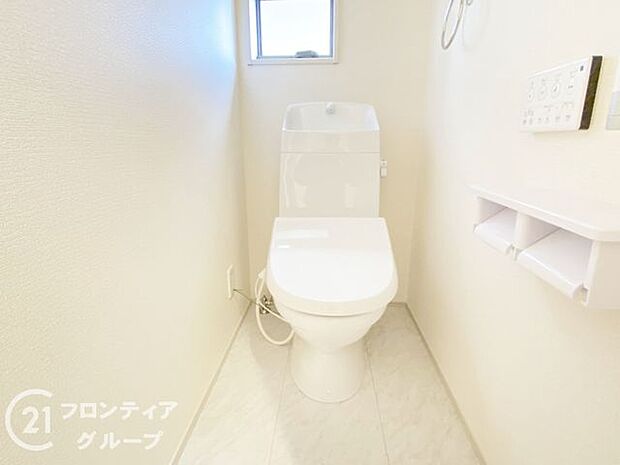 便器にふちがなく、汚れが隠れて見えない部分が極端に少なくなっており、お手入れも楽々！スピーディでパワフルな洗浄力を実現しています！