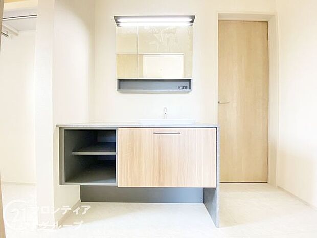 曇り止めヒーター付きのミラーキャビネットを採用しております。ミラーの内側がすべて収納スペースになっているので、スタイリング剤や歯ブラシなどの収納に便利ですね。