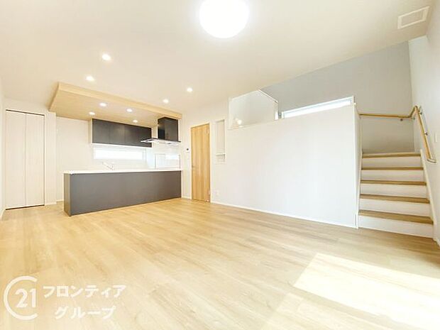 リビングは、広々とした空間で、家族や友人との時間を楽しむのにぴったりです。快適な居住空間を提供します。