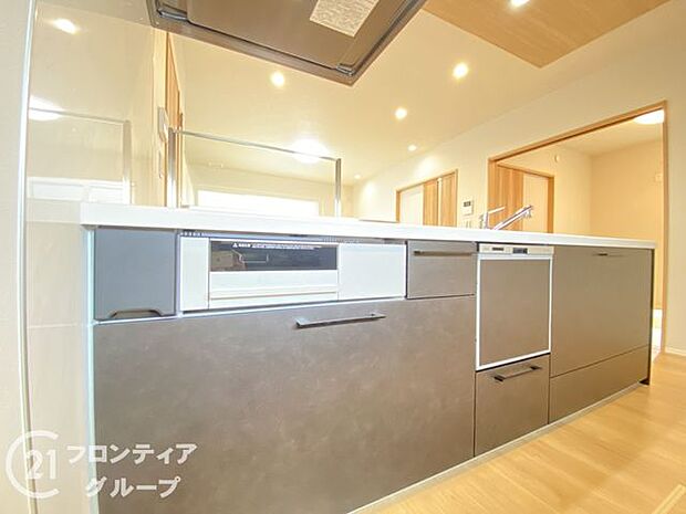 カウンターキッチンは、家族やゲストとの会話を楽しみながら料理ができる、心地よい空間です。