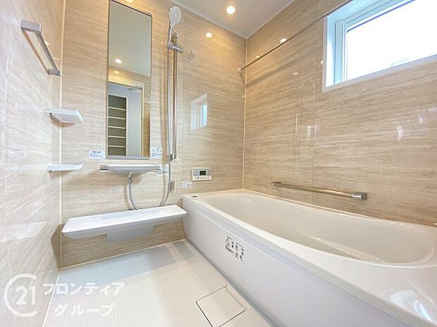 清潔感あふれるバスルームで、毎日の疲れを癒せます。明るく開放的な空間で、リフレッシュできるひとときをお楽しみください。