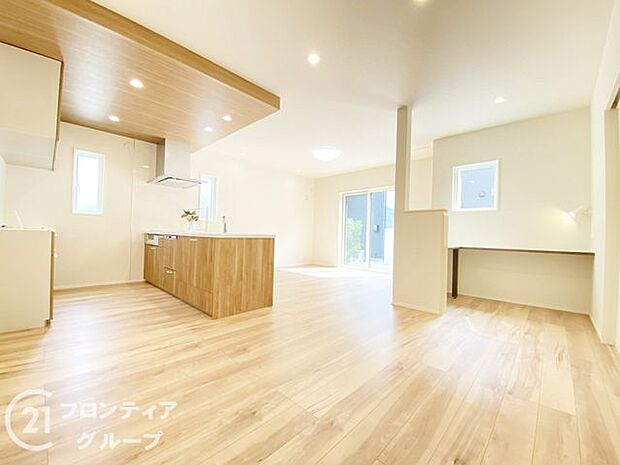 リビングは、広々とした空間で、家族や友人との時間を楽しむのにぴったりです。快適な居住空間を提供します。