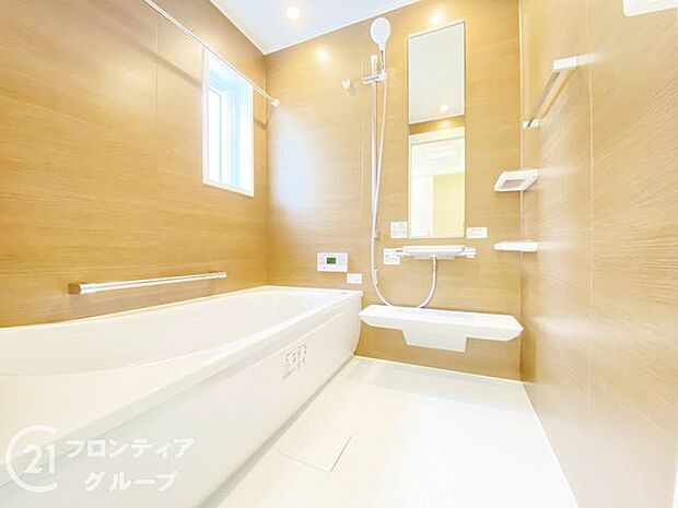 浴室は広々としており、リラックスできる空間を提供します。快適なバスタイムを楽しめる設備が整っています。