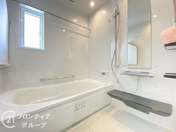 快適なバスルームは、広々とした空間で、毎日の疲れを癒す贅沢な時間を提供し、リラックスを促します。