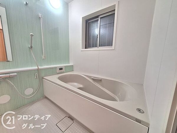 機能的で清潔なバスルームで、快適な生活を実現します。毎日の疲れを癒すリフレッシュタイムをお楽しみください。
