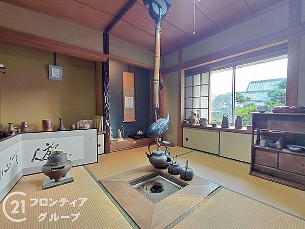 和の美しさを感じる和室で、心地よいひとときを過ごせます。畳の香りが心地よい和室で、リラックスした時間を楽しめ、伝統的な和室で落ち着いた雰囲気を満喫してください