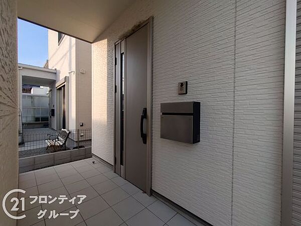 スタイリッシュな玄関で、住む人のセンスを感じさせます