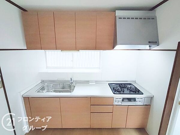 明るい色調のカウンターキッチンは、清潔感があり、毎日の料理が楽しくなる空間です。