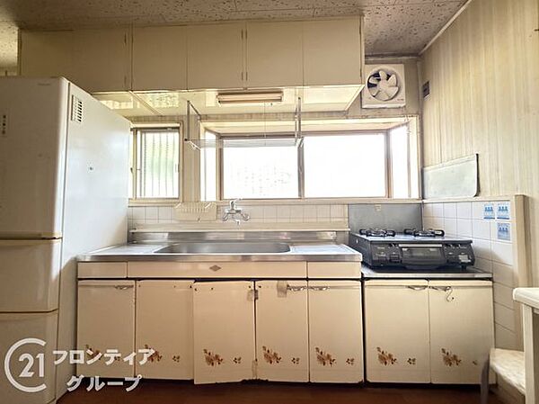 広々とした作業スペースがあり、料理がしやすく、快適なキッチンです