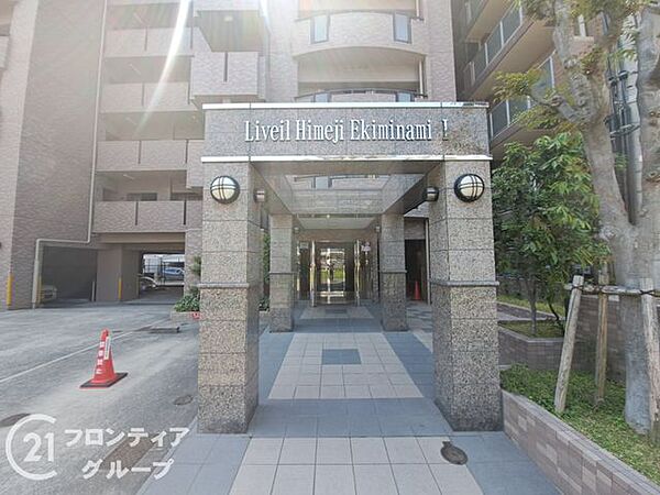 落ち着いた雰囲気のエントランスは、訪れる人に心安らぐ空間を提供し、温かく迎えてくれます！