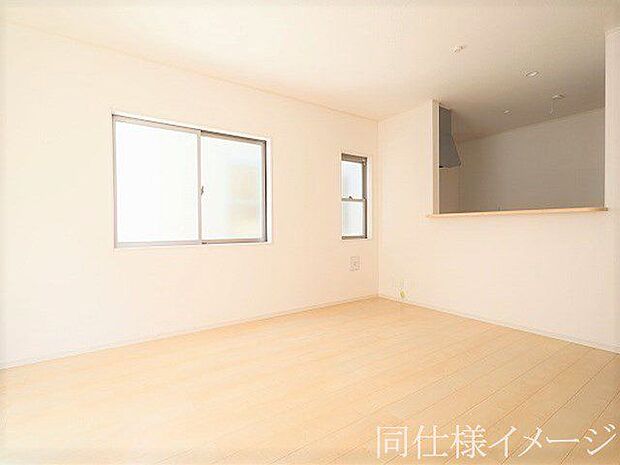 ＼同仕様写真／LDKには大きな窓からたくさんの光が入り、明るく、開放的な空間を演出してくれます。お友達が遊びに来た時も自慢のリビングになりますね！