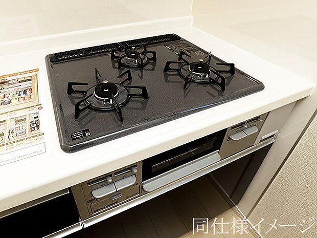 ＼同仕様写真／使い勝手のよい三つ口コンロです。ビルトインコンロで吹きこぼれのお掃除もらくらく