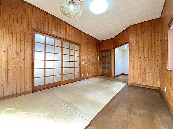 リビングは、家族や友人との時間を楽しむのに最適な広さです。快適な居住空間を提供します。