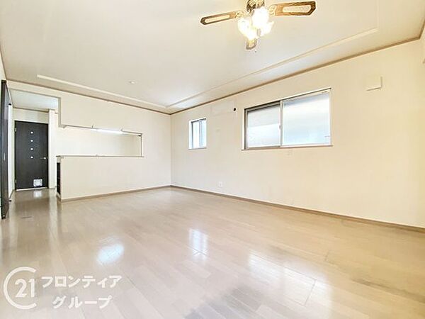 広々18帖のリビングです。家具を置いても広々としており、快適にお住まいいただけます。