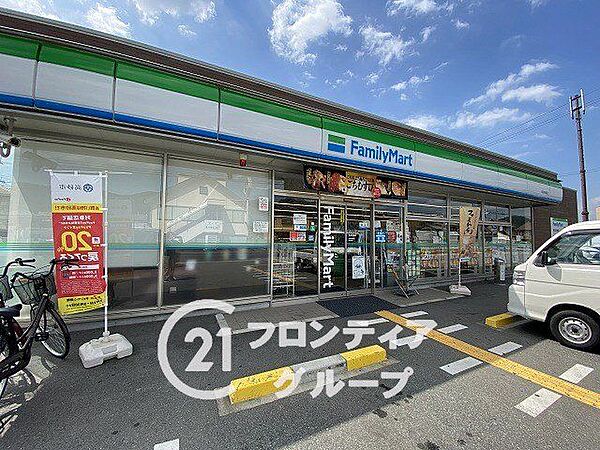 ファミリーマート高砂魚橋店 徒歩7分。 550m