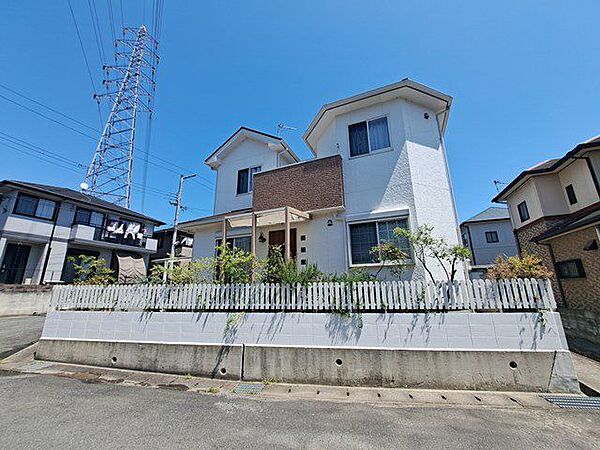 静かな住宅街にたたずむ重厚感あるお家。落ち着いた色合いが素敵ですね。