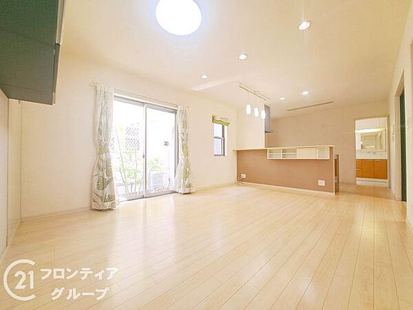 広々としたリビングで、明るい日が差し込みます！家族団らんの時間をゆったりと過ごせます！