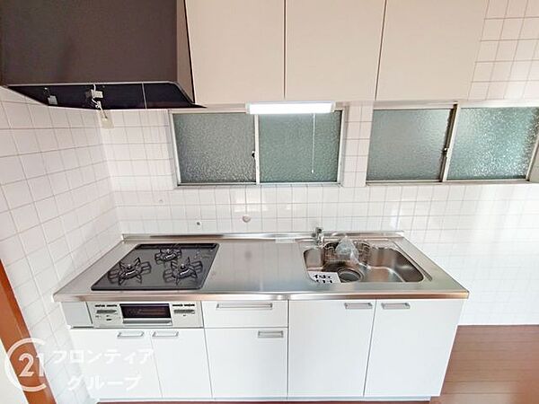 3口コンロ付きのキッチンは、調理の効率が良く、同時に多くの料理を作れる便利で機能的な空間です