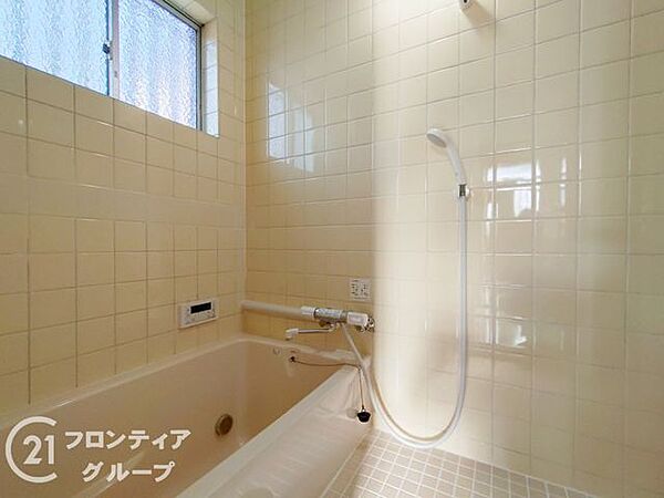 機能的なバスルームで、快適な生活を実現します。清潔感あふれる空間で、毎日の疲れを癒すリフレッシュタイムを提供します。