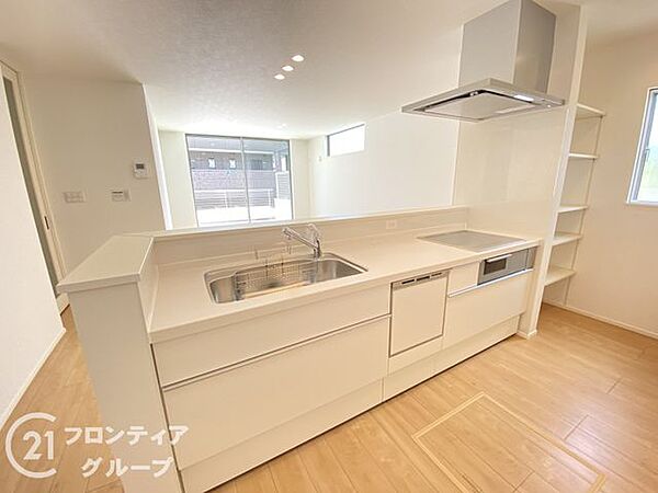 食洗機付きの使い勝手良いシステムキッチン。リビングを見渡せる対面キッチンです！