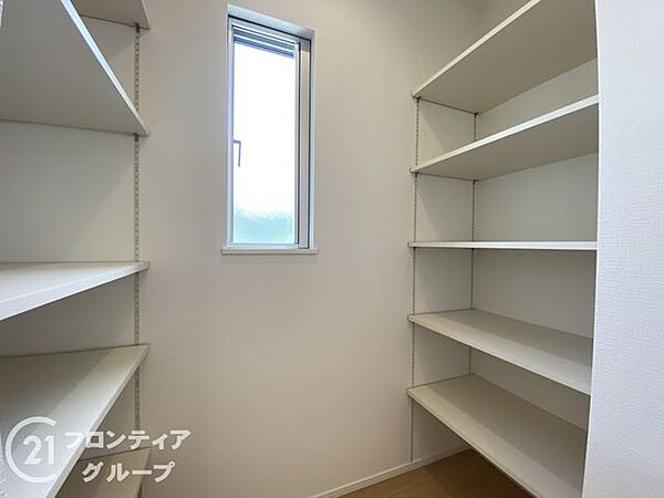 こちらはパントリーです。食品以外にも書類なども収納できる便利なスペースです。