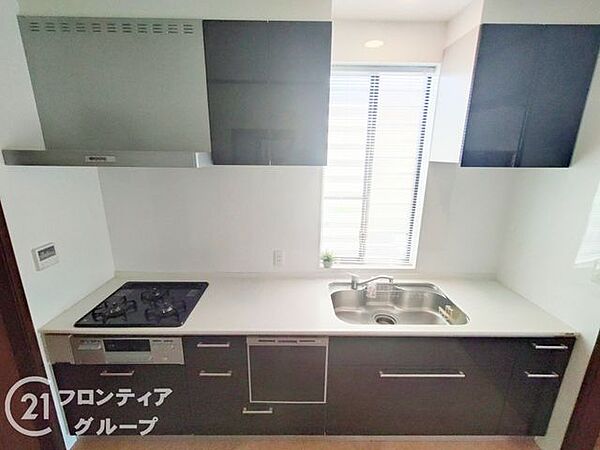 キッチンの収納も充実。食洗器完備で家事も楽々！生活の質が向上すること間違いなしの充実設備です。