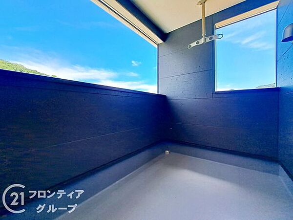 日当たりの良いバルコニーは、お洗濯が多いときも安心。たくさん干してもカラっと乾きそうです！