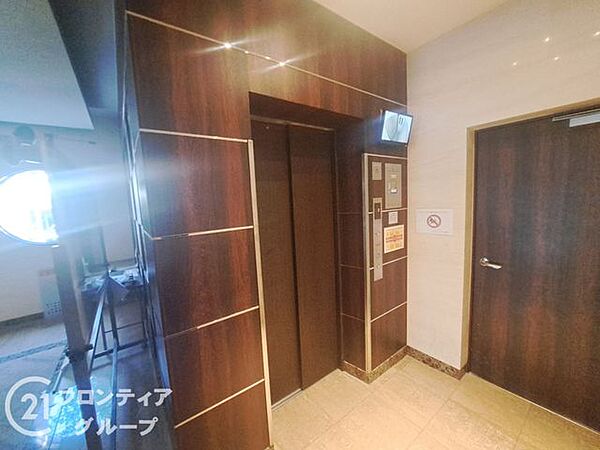 エレベーターホールは、住民の皆様が快適に移動できるよう設計されています。広々としたスペースは、混雑時でもスムーズな乗降を可能にします。